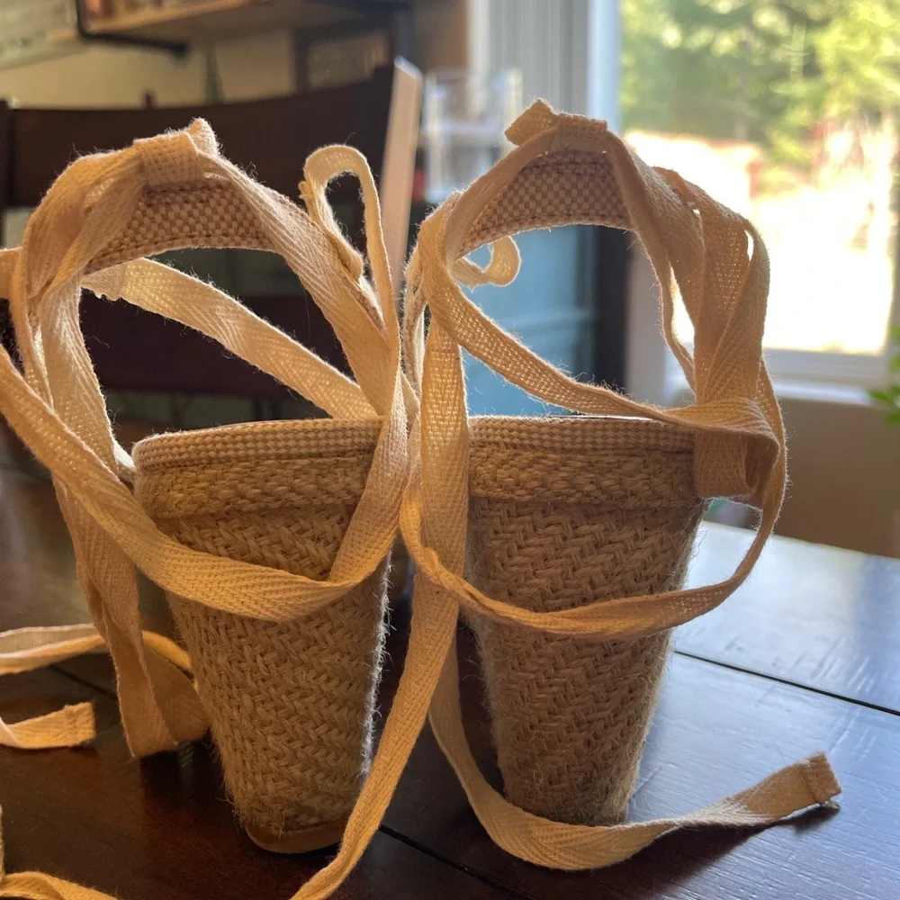 KELLY & KATIE Metallic Wrap Wedge Sandals, size 8.5 - Picture 7 of 7